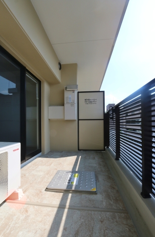 広いバルコニーでガーデニングでも