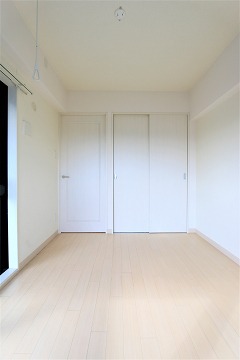 こちらは寝室にピッタリの洋室です