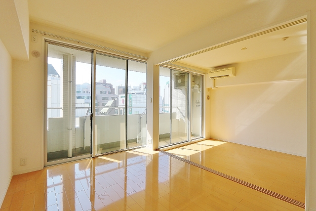 窓が大きく開放感が有ります