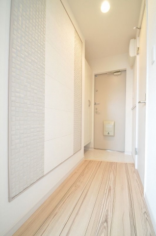 玄関も白基調です。