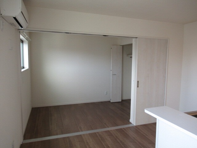 こちらは寝室にピッタリの洋室です