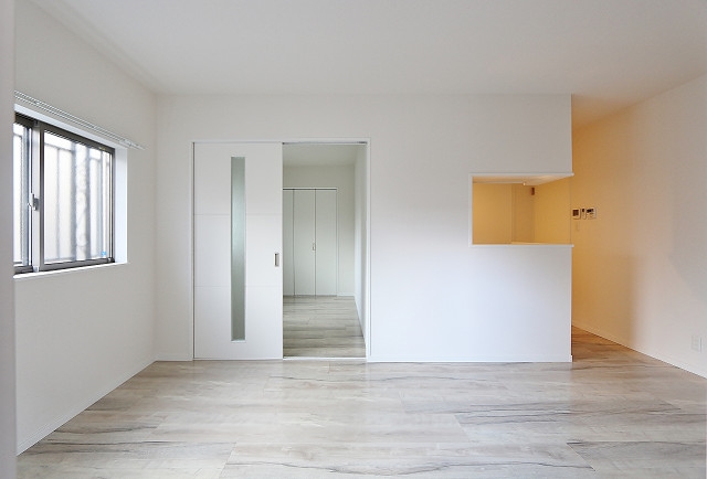 白を基調としたデザイン性ある室内です