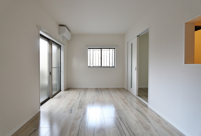 光が差し込む明るい室内です