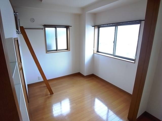 寝室にいかがでしょうか。別室参照。