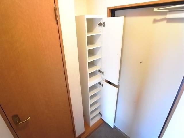 綺麗な玄関と大容量靴箱。別室参照。