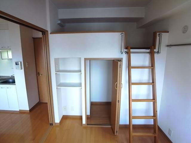 クローゼットの上にはロフトも。別室参照。