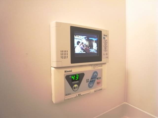 モニター付き給湯器。別室参照。