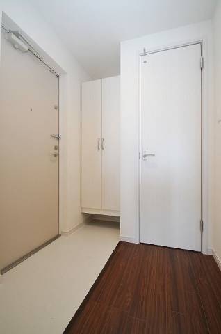 玄関収納もたっぷりです。