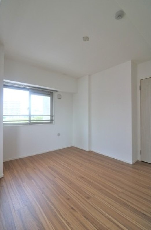 こちらは寝室にピッタリの洋室です