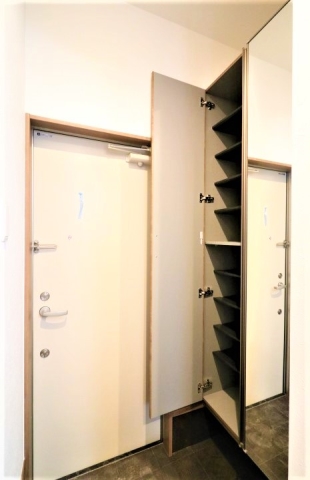 高さを自由に変えられる玄関収納