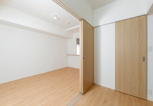 こちらは寝室にピッタリの洋室です