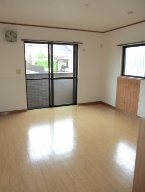 日当たりの良い広々リビングです