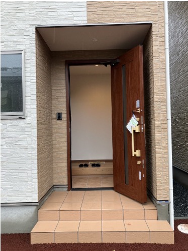 玄関前は広々としています