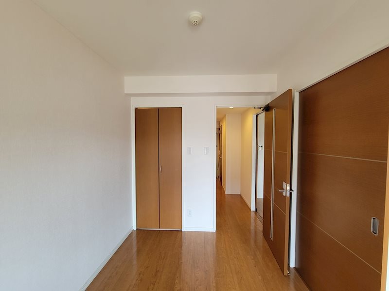 こちらは寝室にぴったりの洋室です