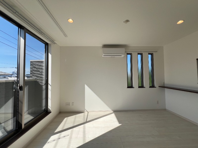 広々とした明るい洋室