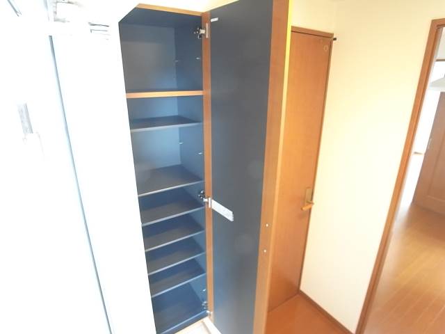 玄関収納もたっぷりです。