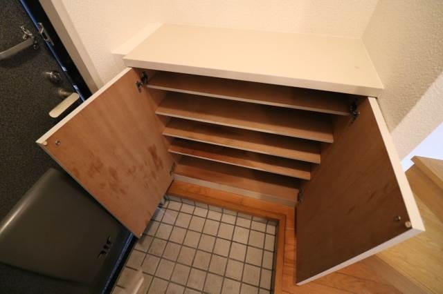 玄関収納もたっぷりです。