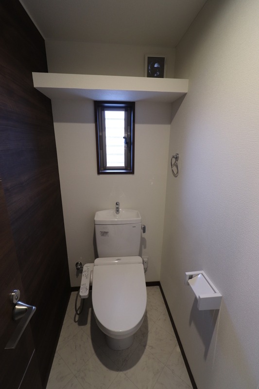 トイレ収納完備。