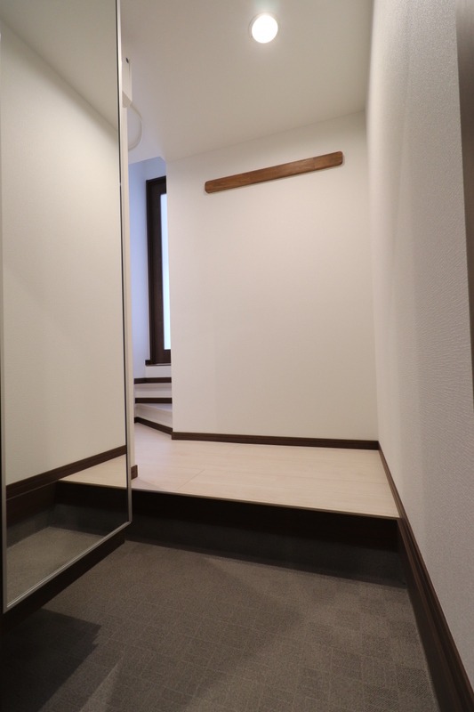 明るい玄関でお出迎え。