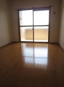 こちらは寝室にぴったりの洋室です