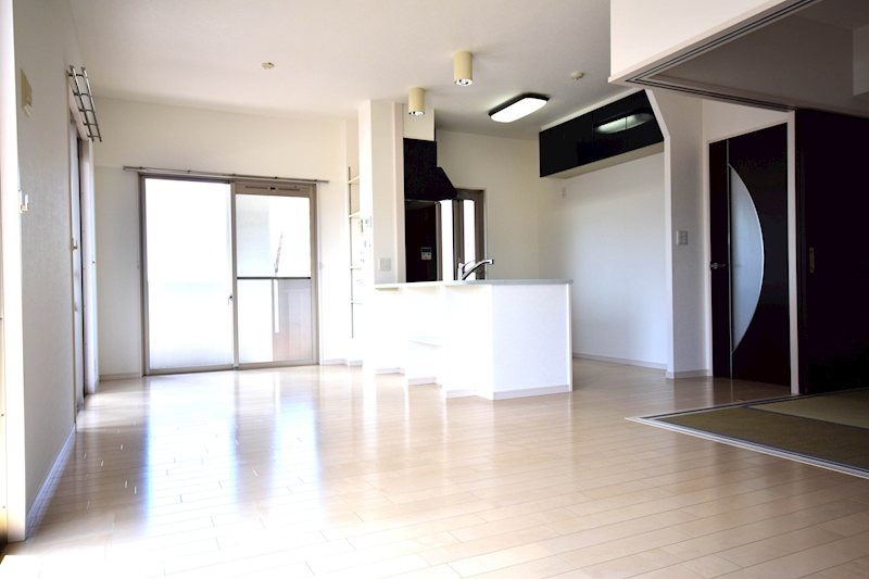 家具の配置がしやすいリビングですね