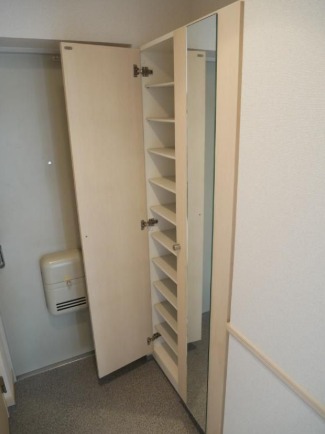 玄関収納も完備。