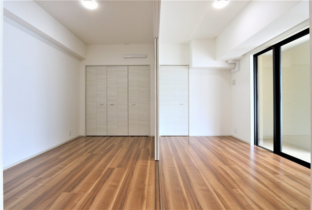 寝室にもなんでも使える広々な洋室