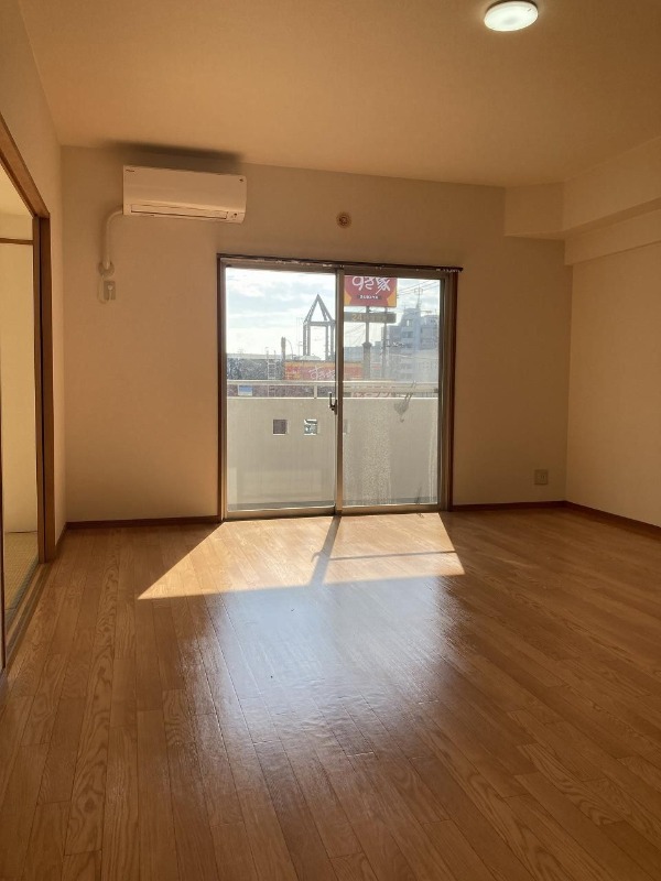 バルコニーから光が差し込んでます