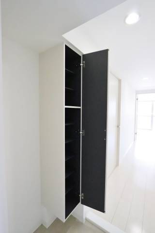 玄関収納もたっぷりです。