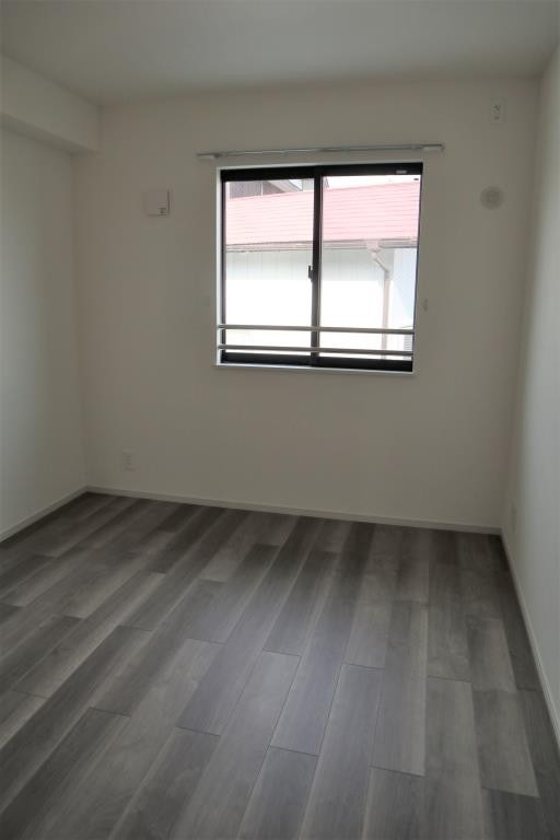 こちらは寝室にピッタリの洋室です