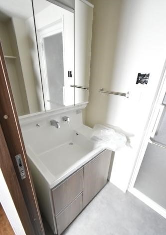 三面鏡付きの洗面所です