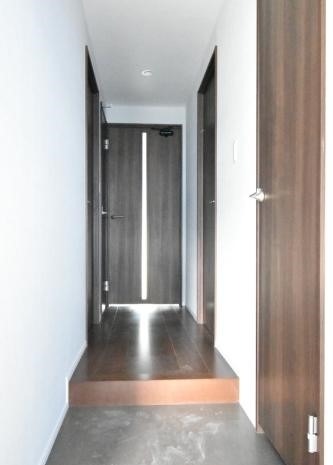 高さのある玄関収納があります