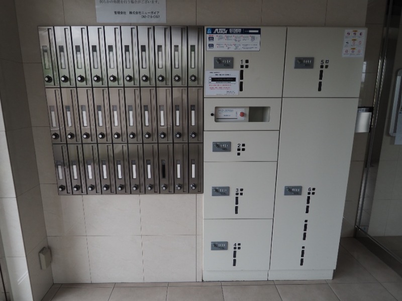 宅配ボックスがあり不在時にも荷物も受け取れますね