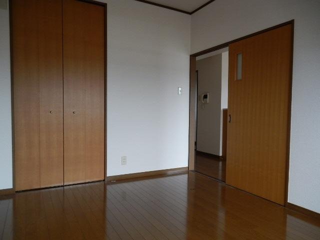 こちらは寝室にピッタリの洋室です