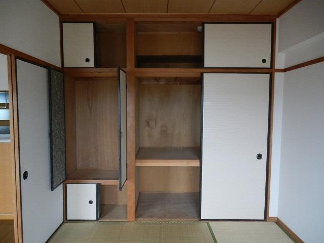 和室には押し入れもあります