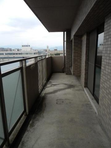 天気の良い日はこちらで洗濯物を干せます