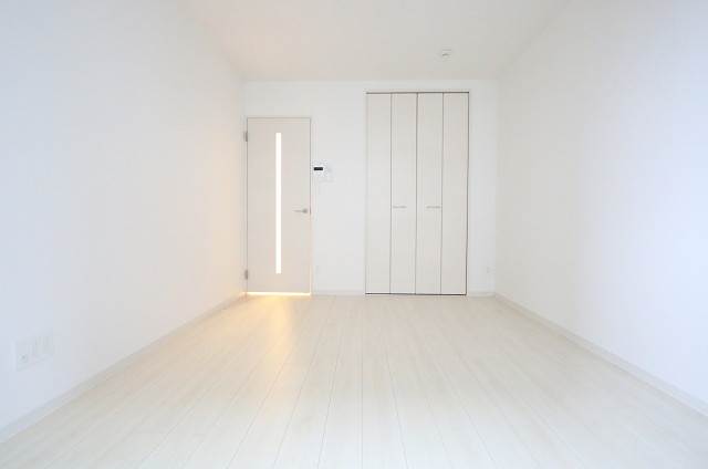 白基調のオシャレで使いやすい洋室です