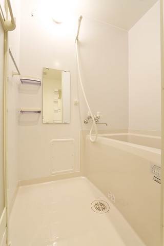 お風呂も白基調で落ち着く雰囲気ですね