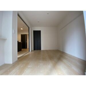 こちらは寝室にピッタリの洋室です