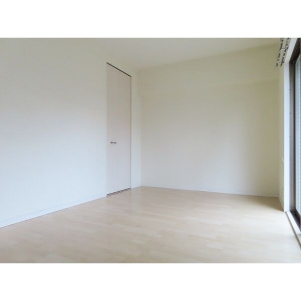 こちらは寝室にぴったりの洋室です