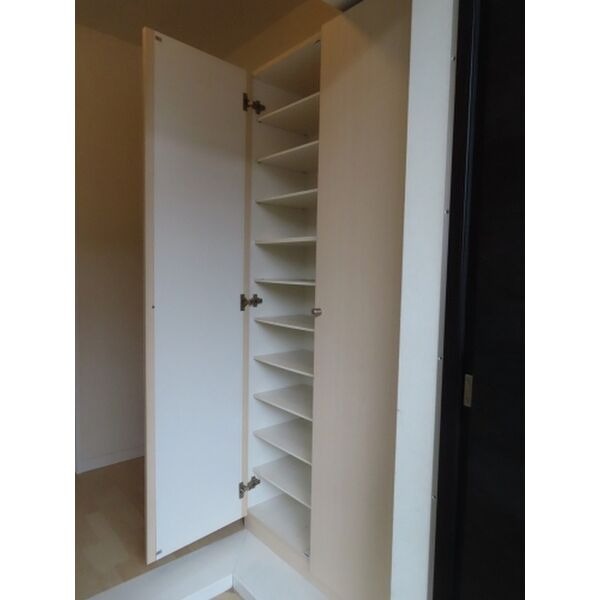 玄関収納も充実しています