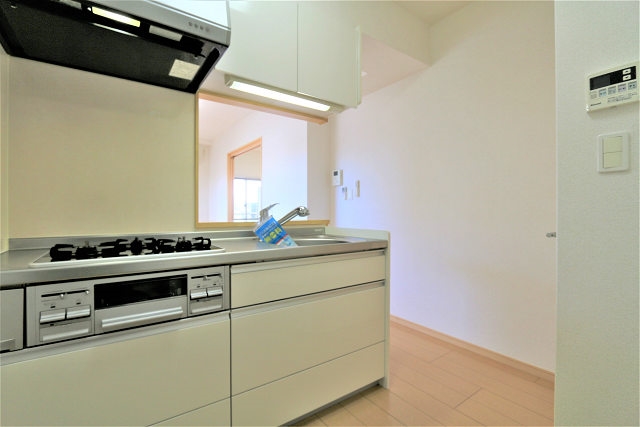 3口コンロとグリル付きで料理の幅が広がります