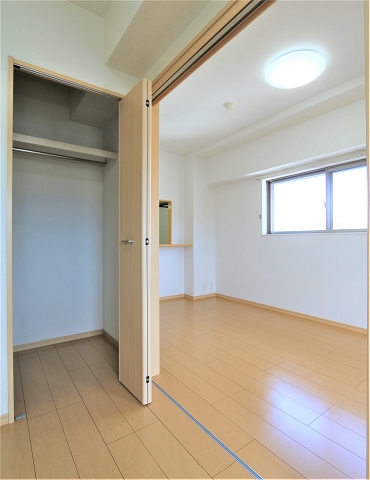 たっぷりと収納できるウォークインクローゼットです