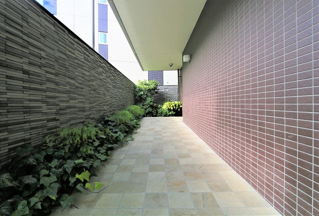 エントランス通路も広々としています