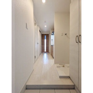 白基調の明るい玄関です