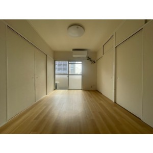 こちらは寝室にぴったりの洋室です