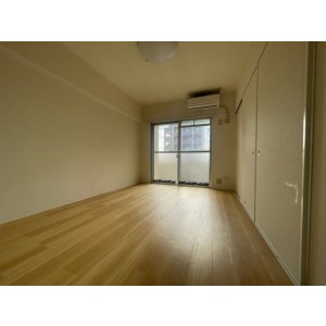 バルコニーから明るい日差しが差し込みます