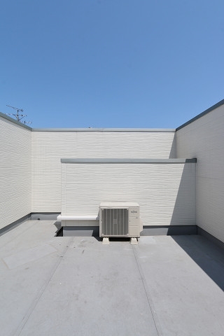 お洗濯を干すだけでなくのんびり過ごせるバルコニーです