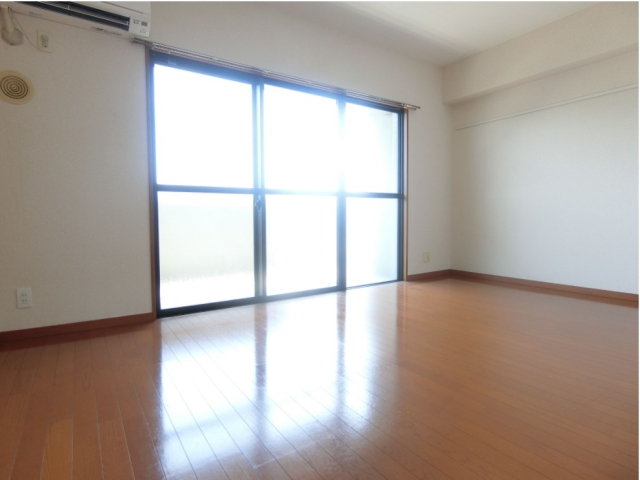 約17帖の広々リビングでお好きな家具が置けますね