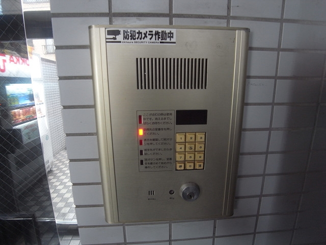 女性の一人暮らしでも安心のオートロック付き